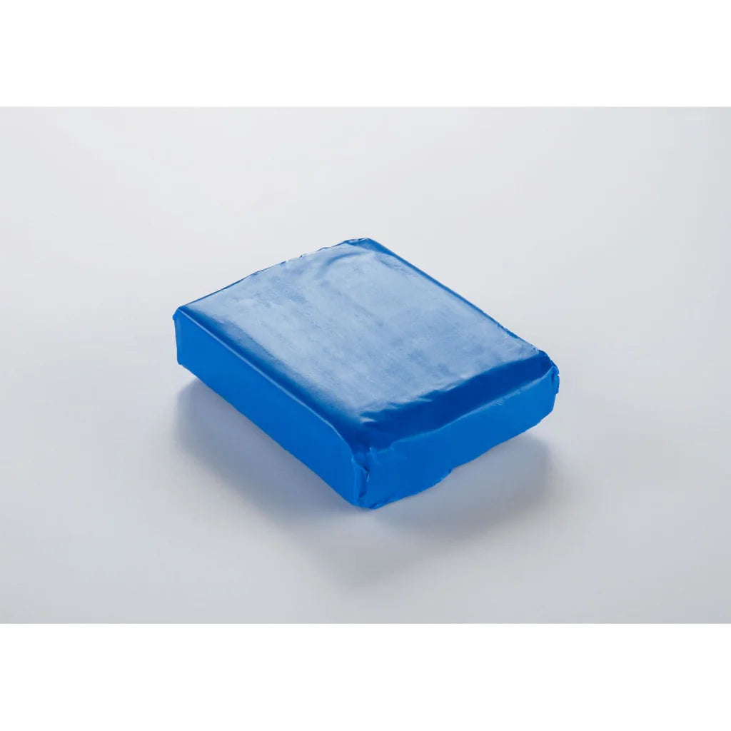 Pain de pâte polymère Cernit Opaline bleu de 56g, texture lisse et opaque pour modelage et création de bijoux.