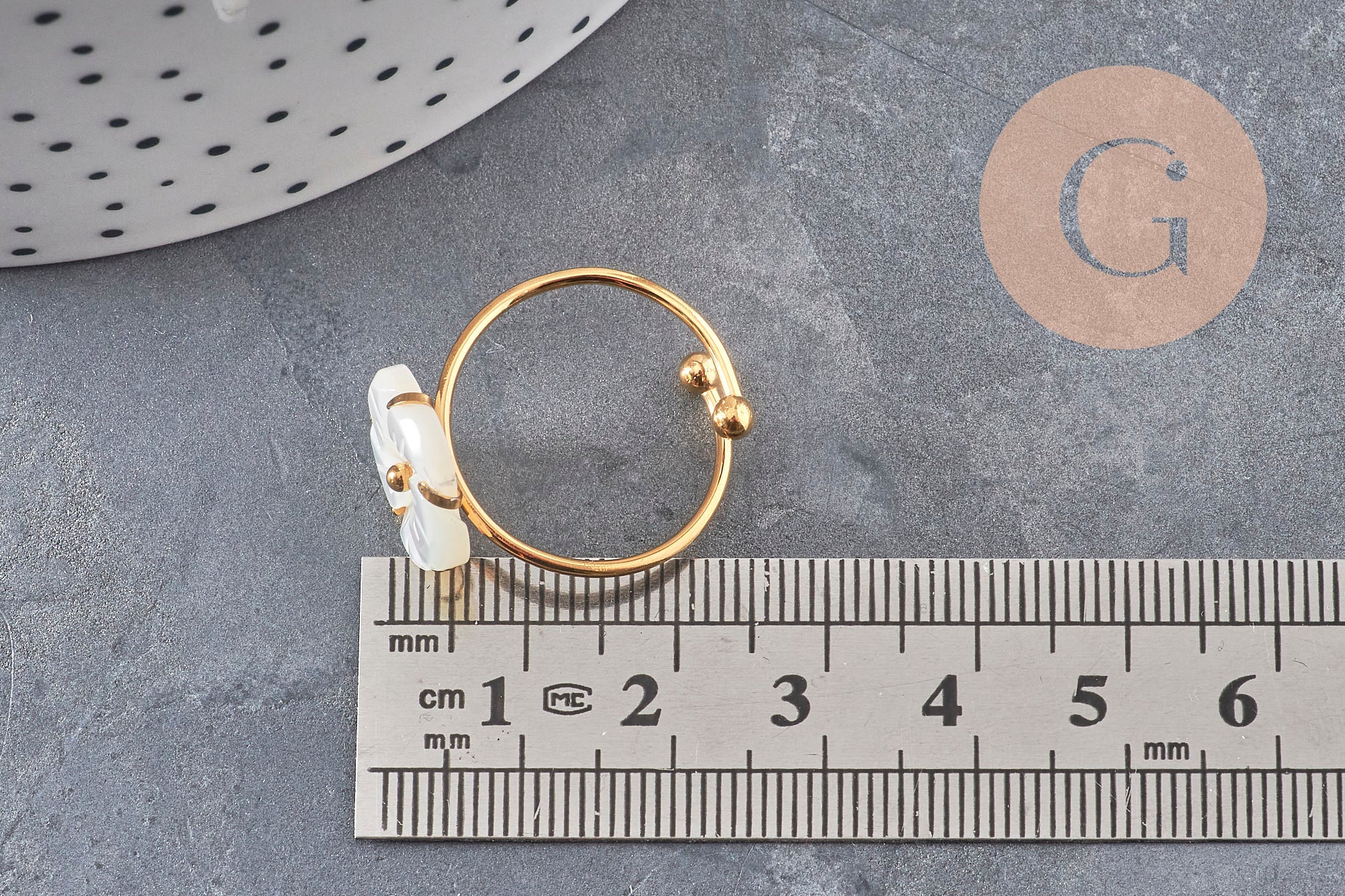 Bague réglable fleur nacre naturelle chaine acier inoxydable doré PVD, x1 (G11077)