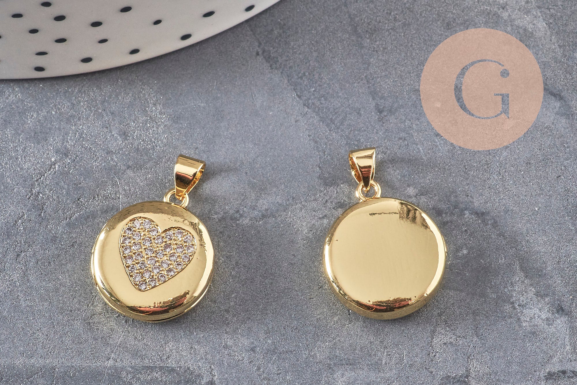 Pendentif locket rond laiton doré 18K coeur zircons 23mm, x1 (G11137)