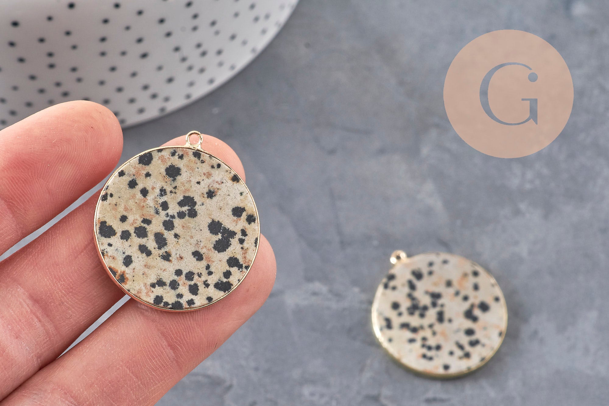 Pendentif rond jaspe dalmatien naturel laiton doré 32mm, x1 (G11123)
