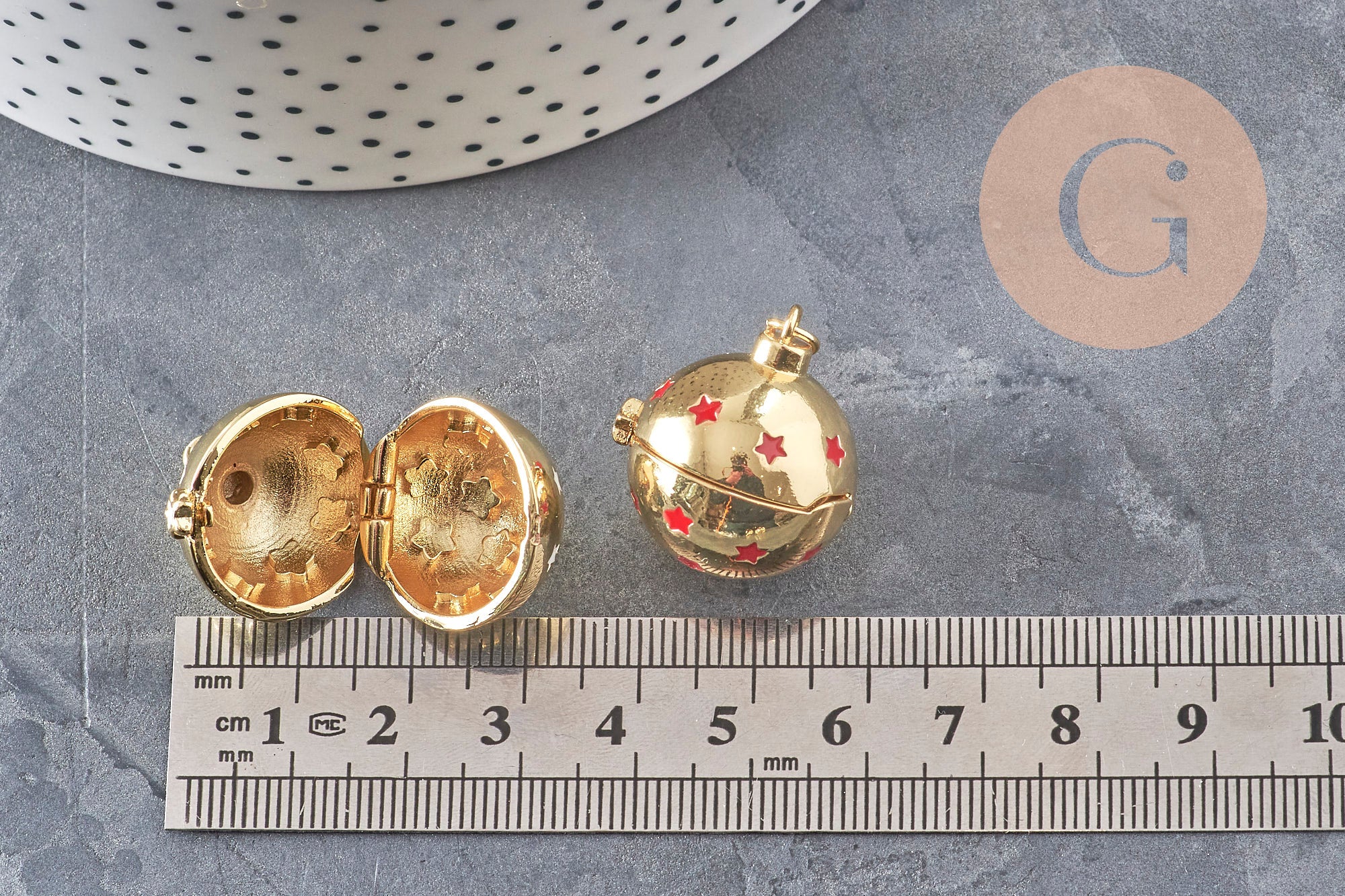 Pendentif locket boule laiton doré 18K étoiles 25mm, x1 (G11147)