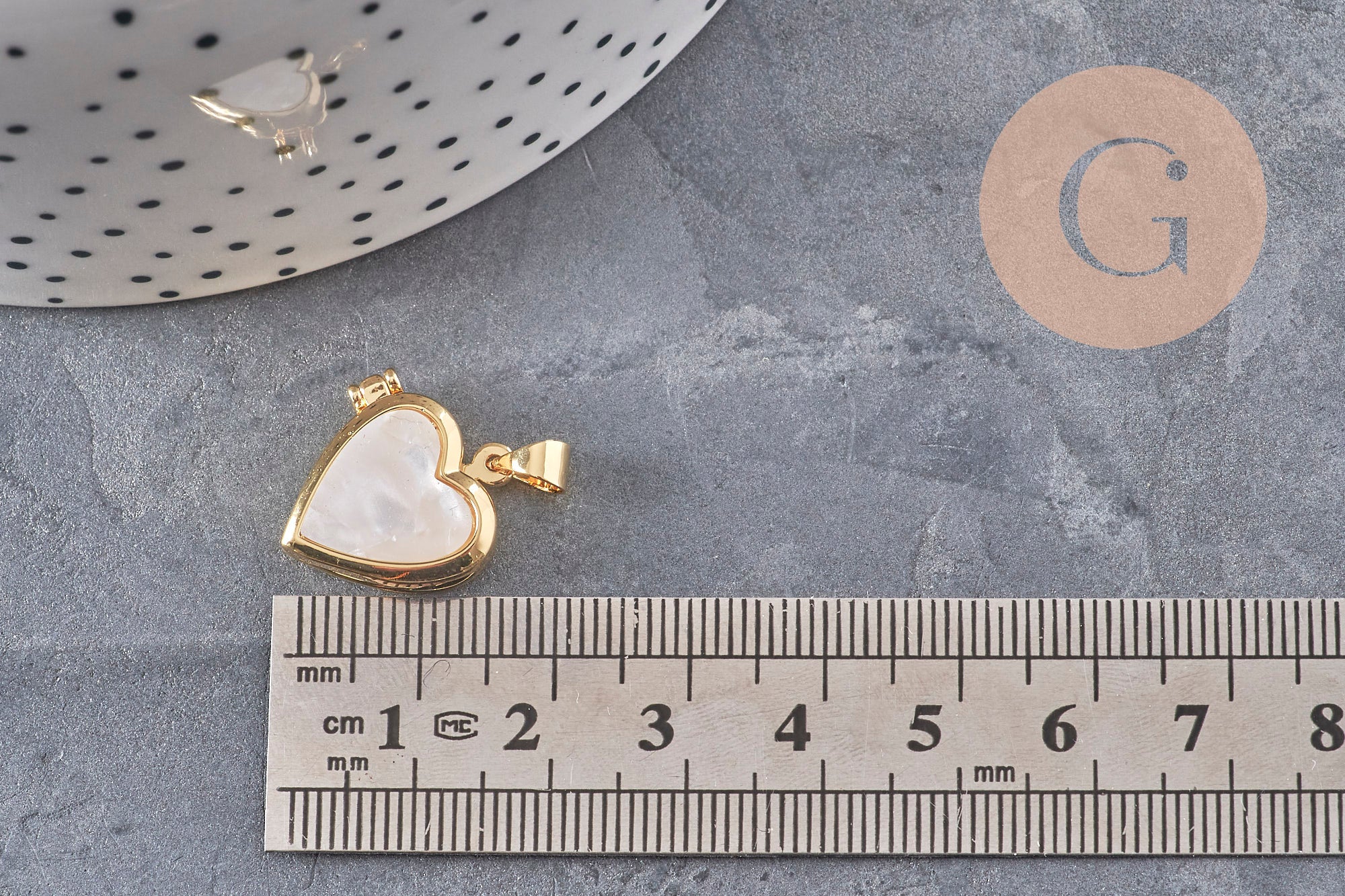 Pendentif locket rond laiton doré 18K coeur nacre naturelle 18.5mm, x1 (G11136)