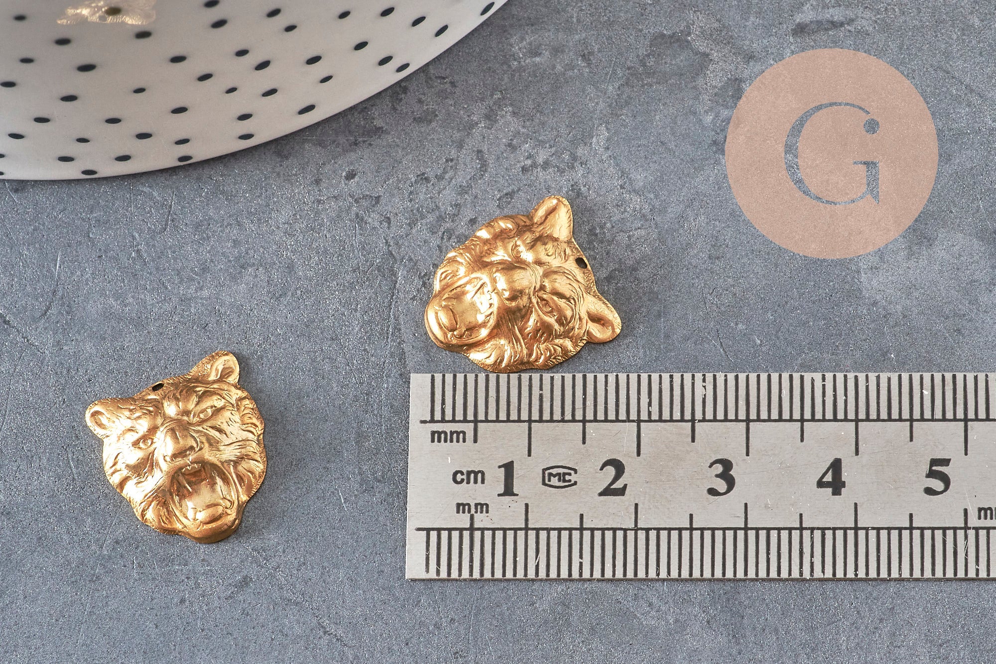 Pendentif tigre relief laiton brut 16m, x1 (G10163)