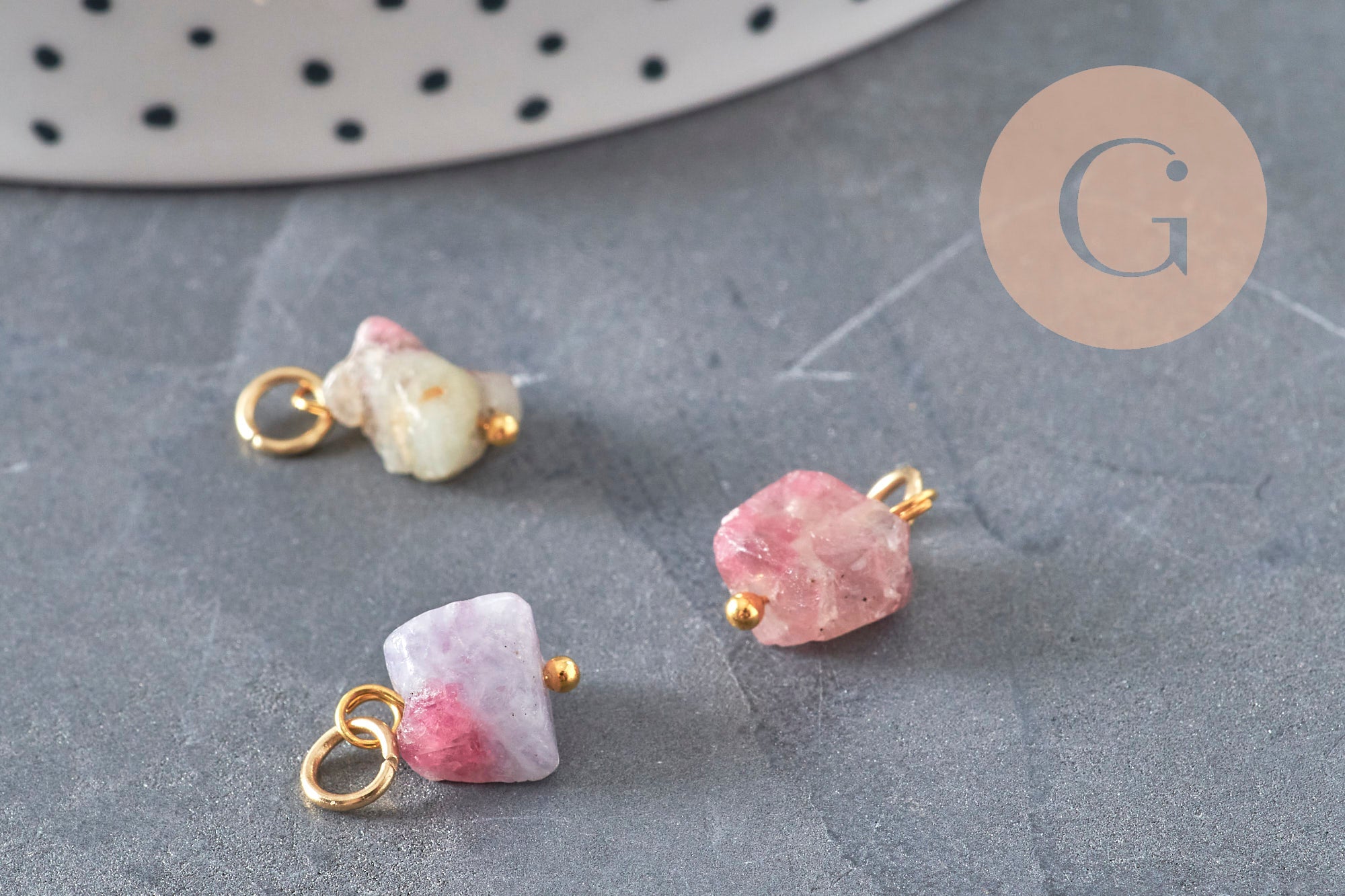 Breloque cube tourmaline naturelle laiton doré 11.5mm, x1 (G11253)