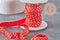 Bobine de ruban élastique rouge de 16mm ornée de petits cœurs dorés pour loisirs créatifs et bijoux DIY.