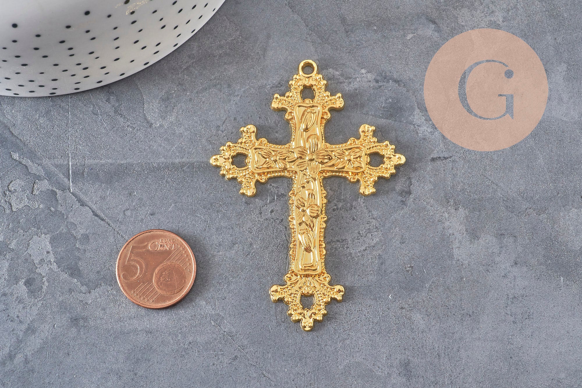 Pendentif croix zamac doré fleurs 74mm, x1 (G11311)