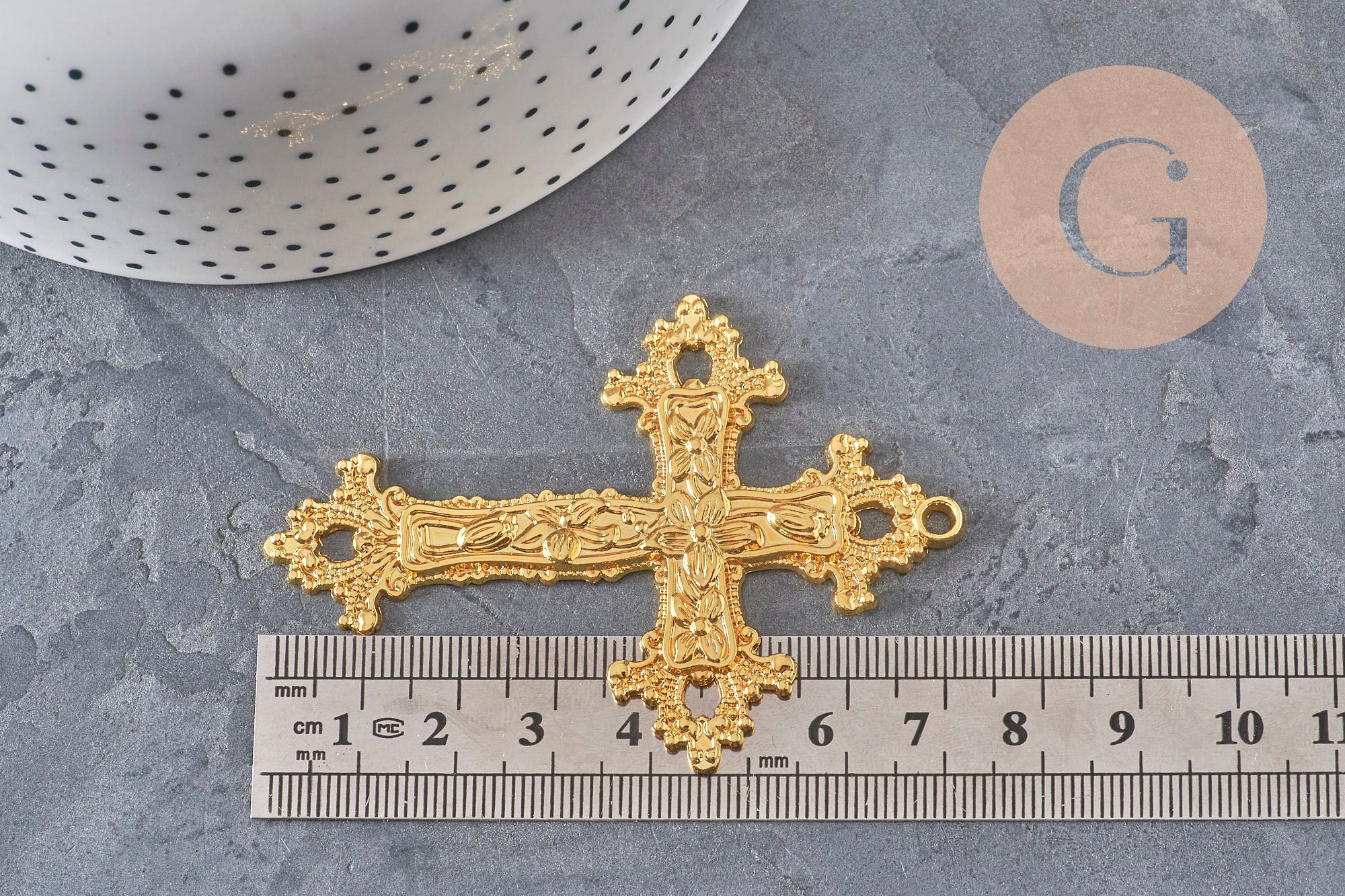 Pendentif croix zamac doré fleurs 74mm, x1 (G11311)