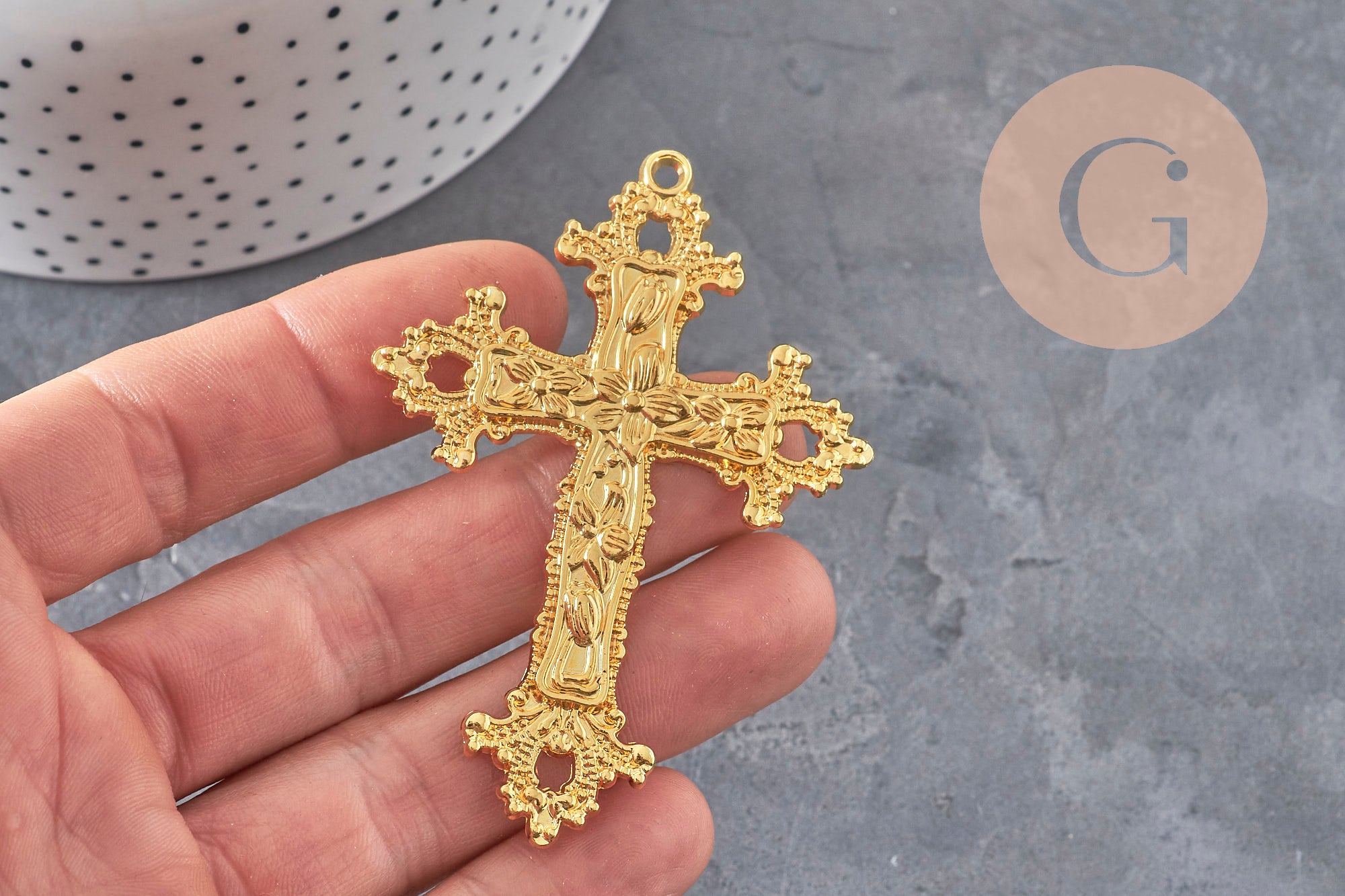 Pendentif croix zamac doré fleurs 74mm, x1 (G11311)