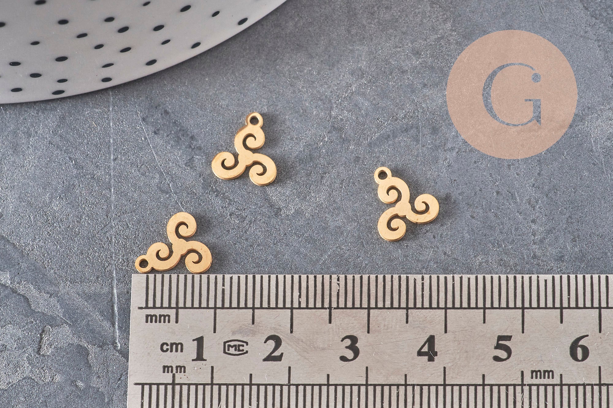 Pendentif triskel acier 304 inoxydable doré 18K 10mm, x1 (G11316)