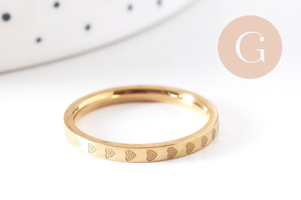 Bague fine alliance gravée coeurs acier inoxydable doré 2mm, x1 (G10497)
