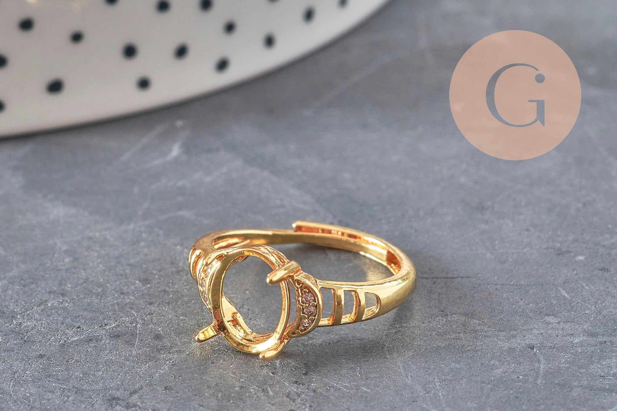 Bague réglable en laiton doré avec support ovale à 4 griffes et zircons blancs pour création de bijoux DIY.