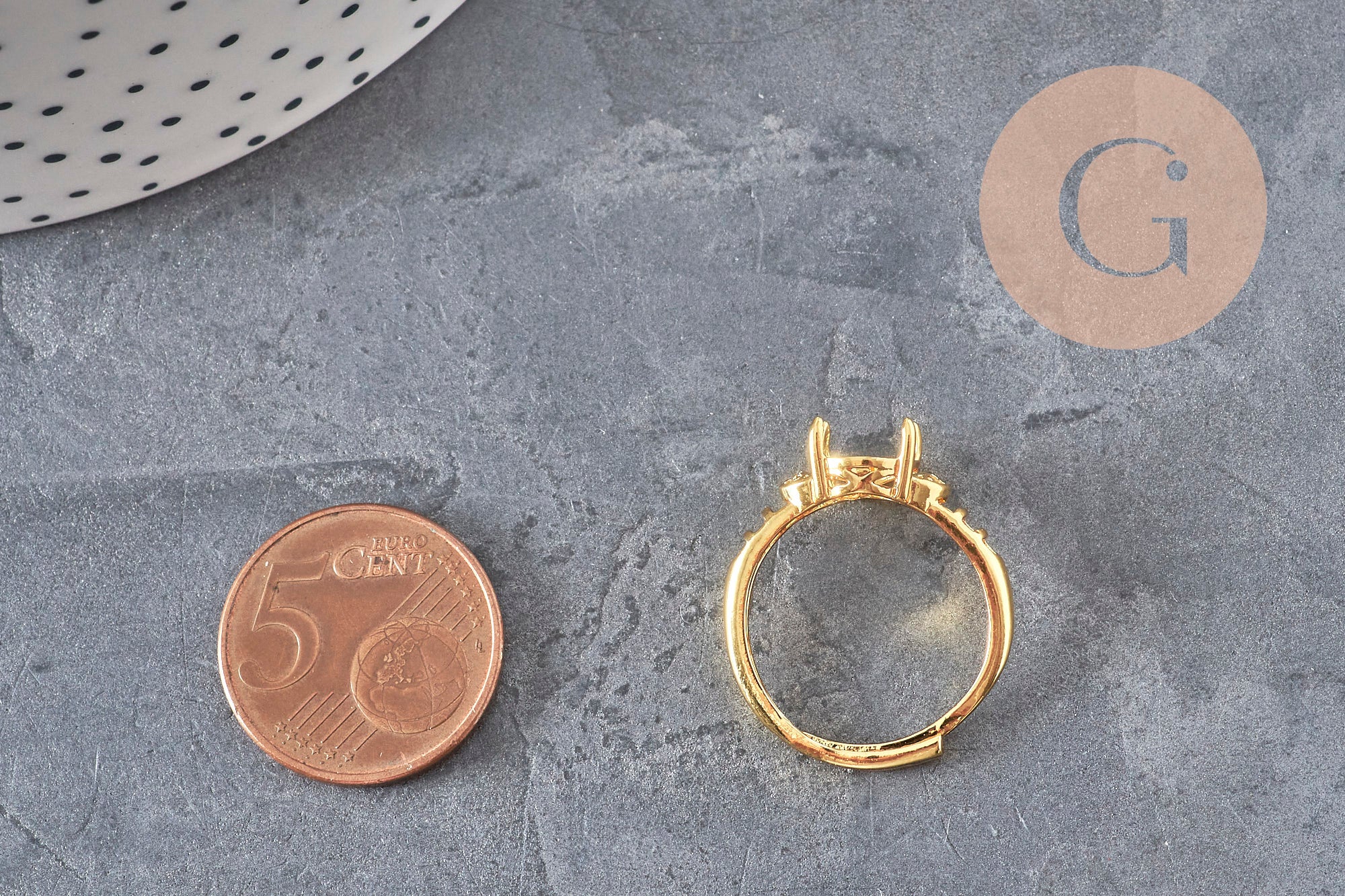 Bague réglable en laiton doré avec support à 4 griffes pour cabochon ovale et pavage de zircons, vue de côté.
