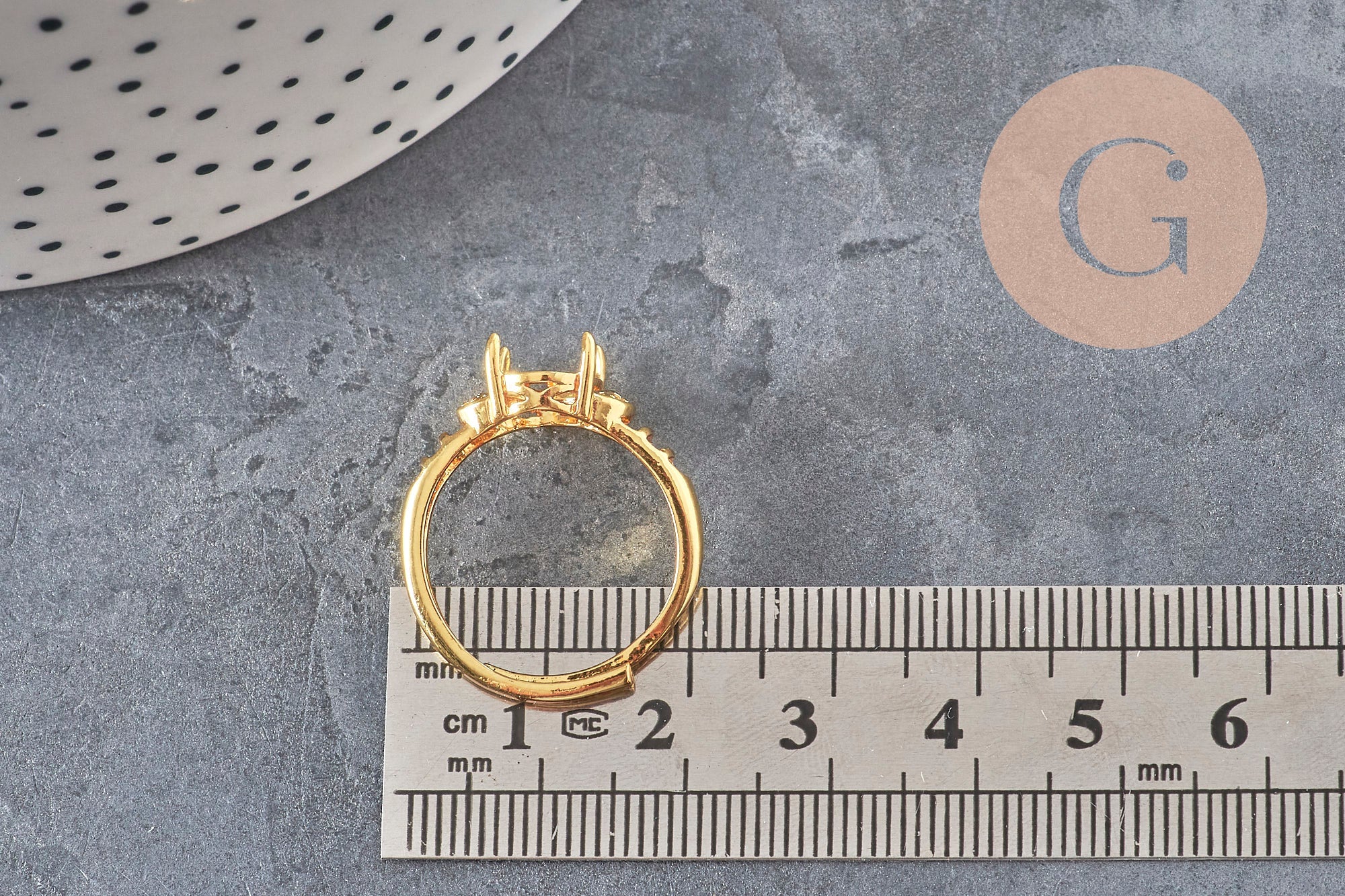 Bague réglable en laiton doré avec support à 4 griffes pour cabochon 17mm et zircons scintillants sur le côté.