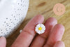 Boucles puces acier doré marguerite blanche résine 13mm, la paire (G7247)