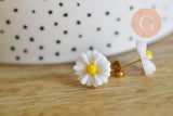 Boucles puces acier doré marguerite blanche résine 13mm, la paire (G7247)