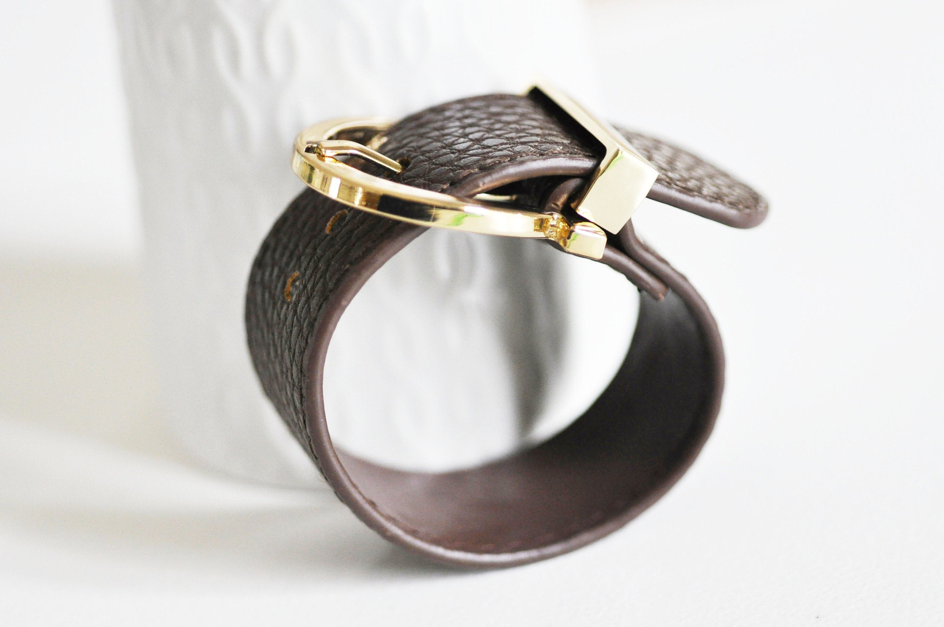 Bracelet cuir marron réglable boucle dorée 25.5mm, x1 (G8494)