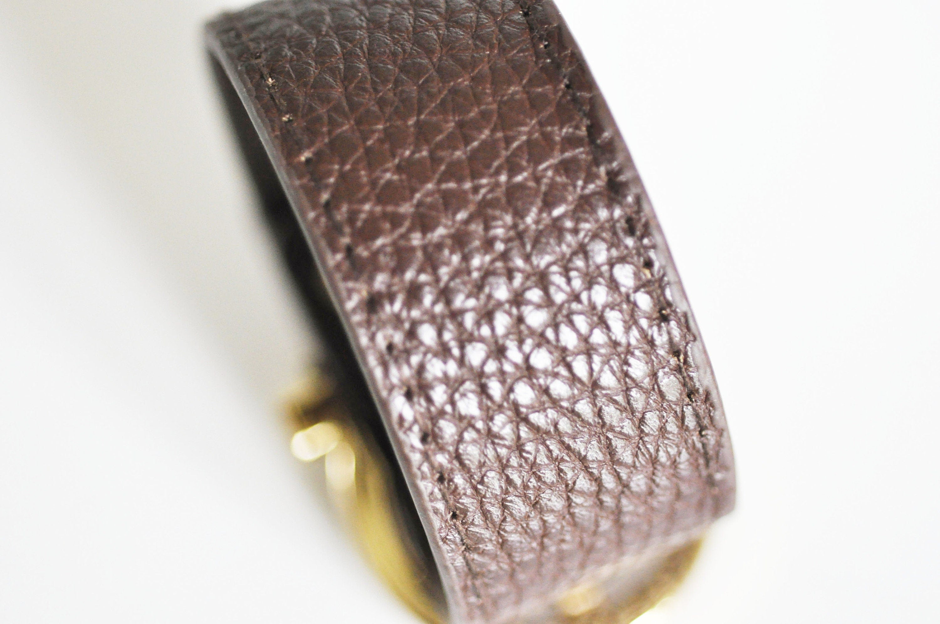 Bracelet cuir marron réglable boucle dorée 25.5mm, x1 (G8494)