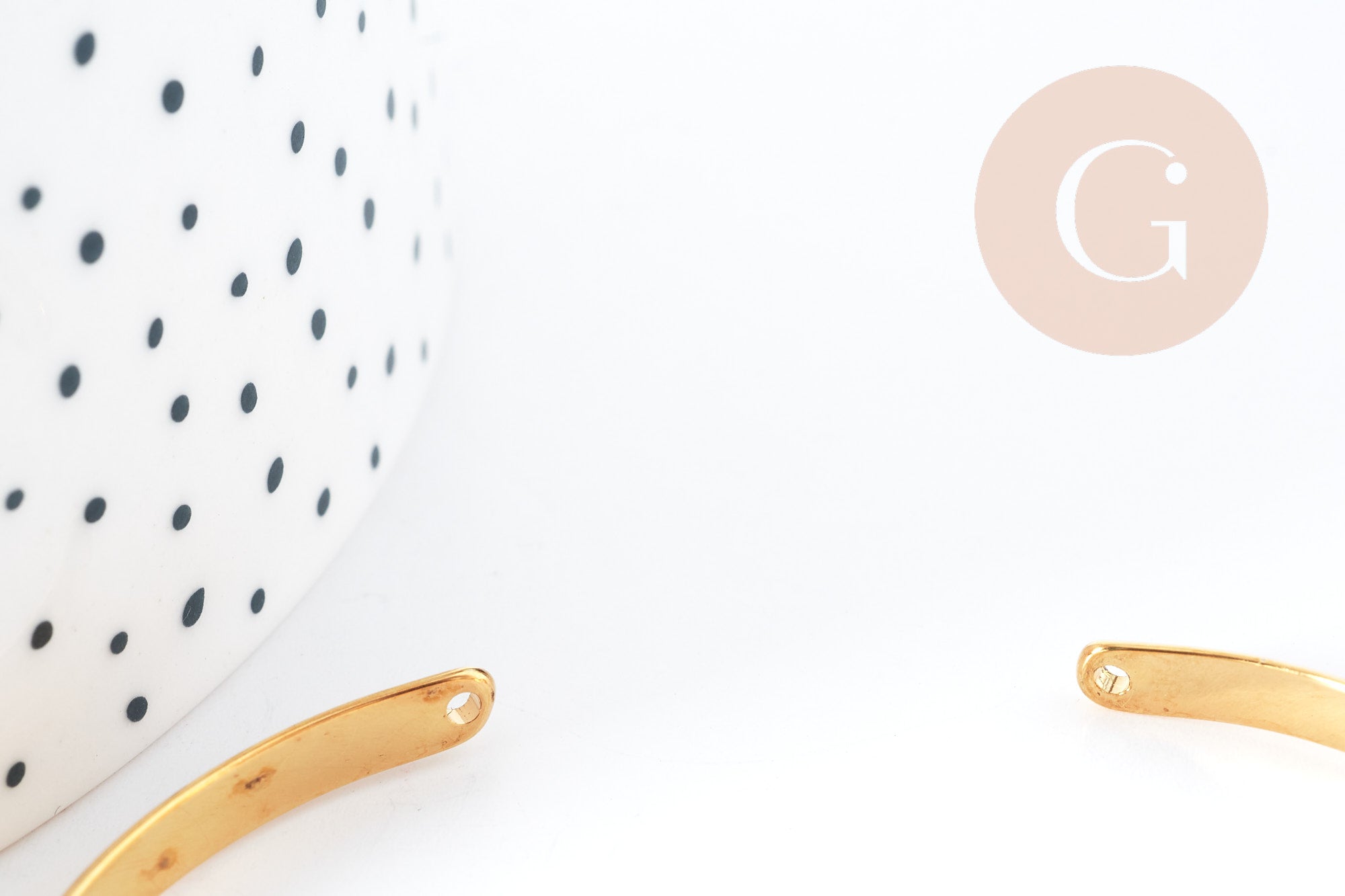 Bracelet jonc ovale ouvert cuivre doré 16k percé 63mm, x1 (G7633)