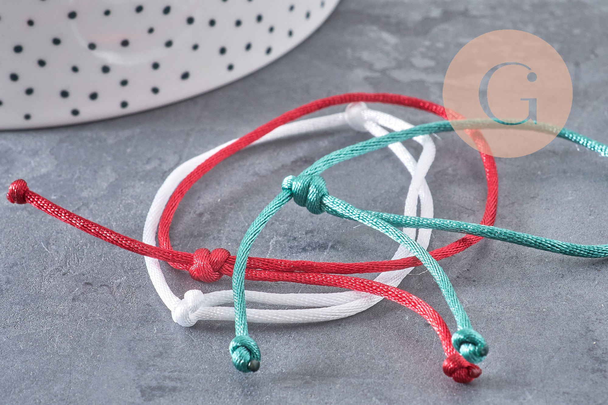 Bracelet réglable cordon polyester blanc vert rouge 1-17cm, x1 (G10828)
