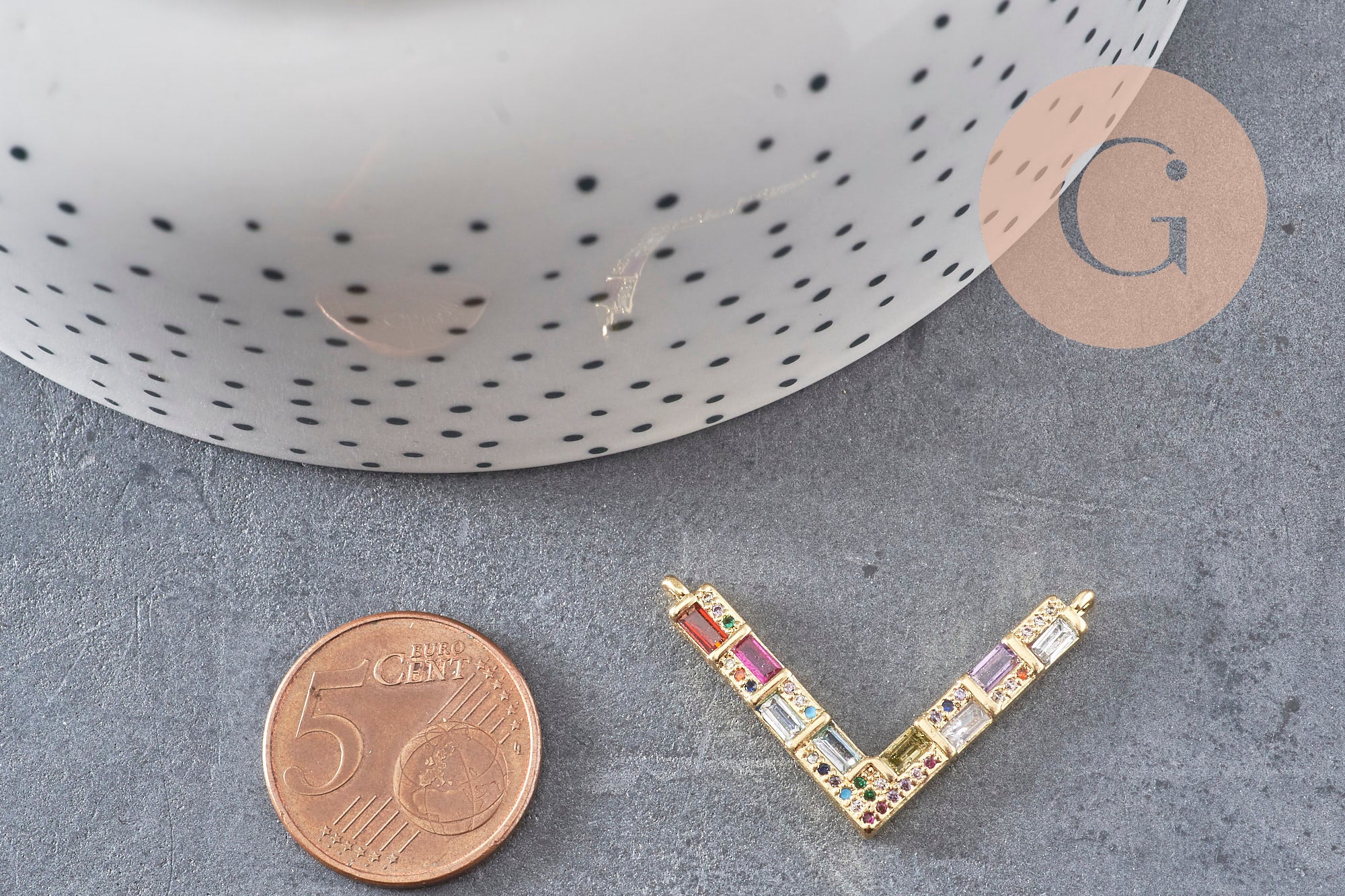 Breloque V laiton doré 18k cristal,sans nickel,pendentif amour, Pendentif zircon coloré,33.2mm, x1 (G8788)