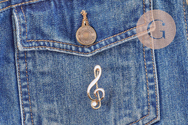 Broche clef de sol émail blanc zamac doré 39mm, x1 (G10215)