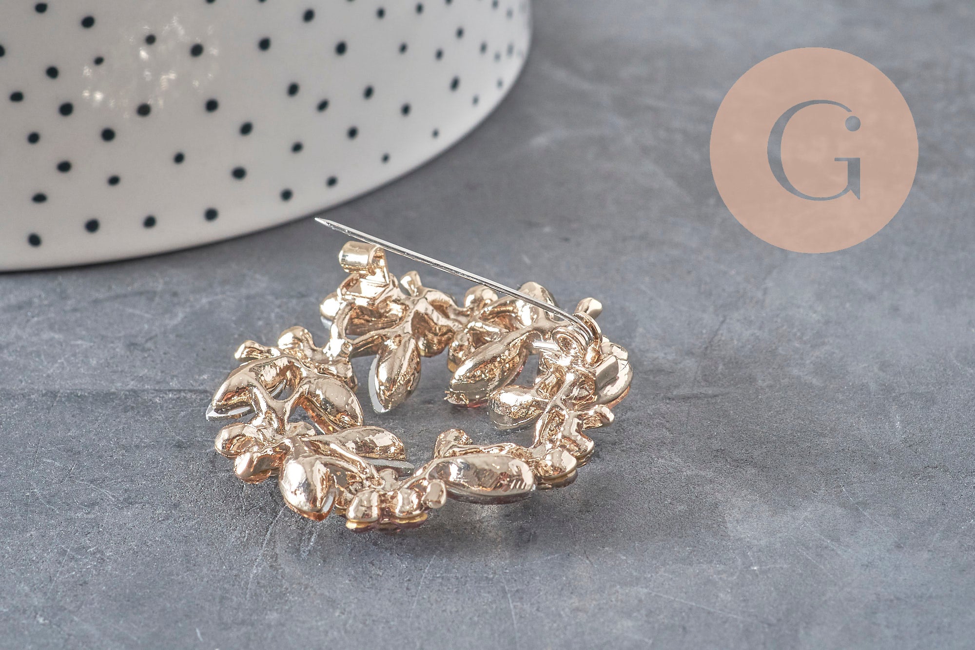 Broche fleurs zircons multicolores zamac doré émaillé 41mm, x1 (G11256)