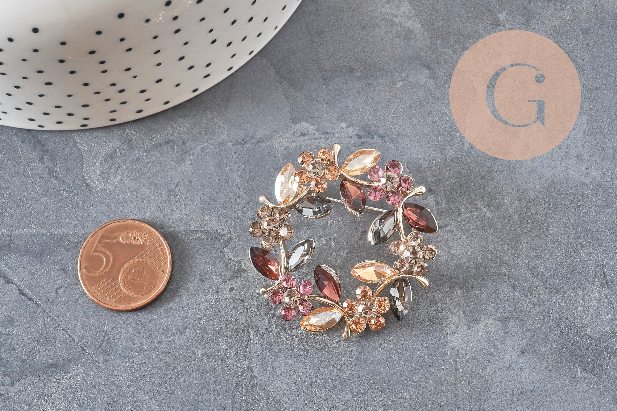Broche fleurs zircons multicolores zamac doré émaillé 41mm, x1 (G11256)