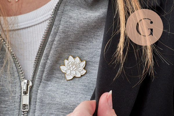 Broche pins Fleurs Lotus blanc zamac doré émail 25mm,broche dorée, décoration veste, x1 (G9744)