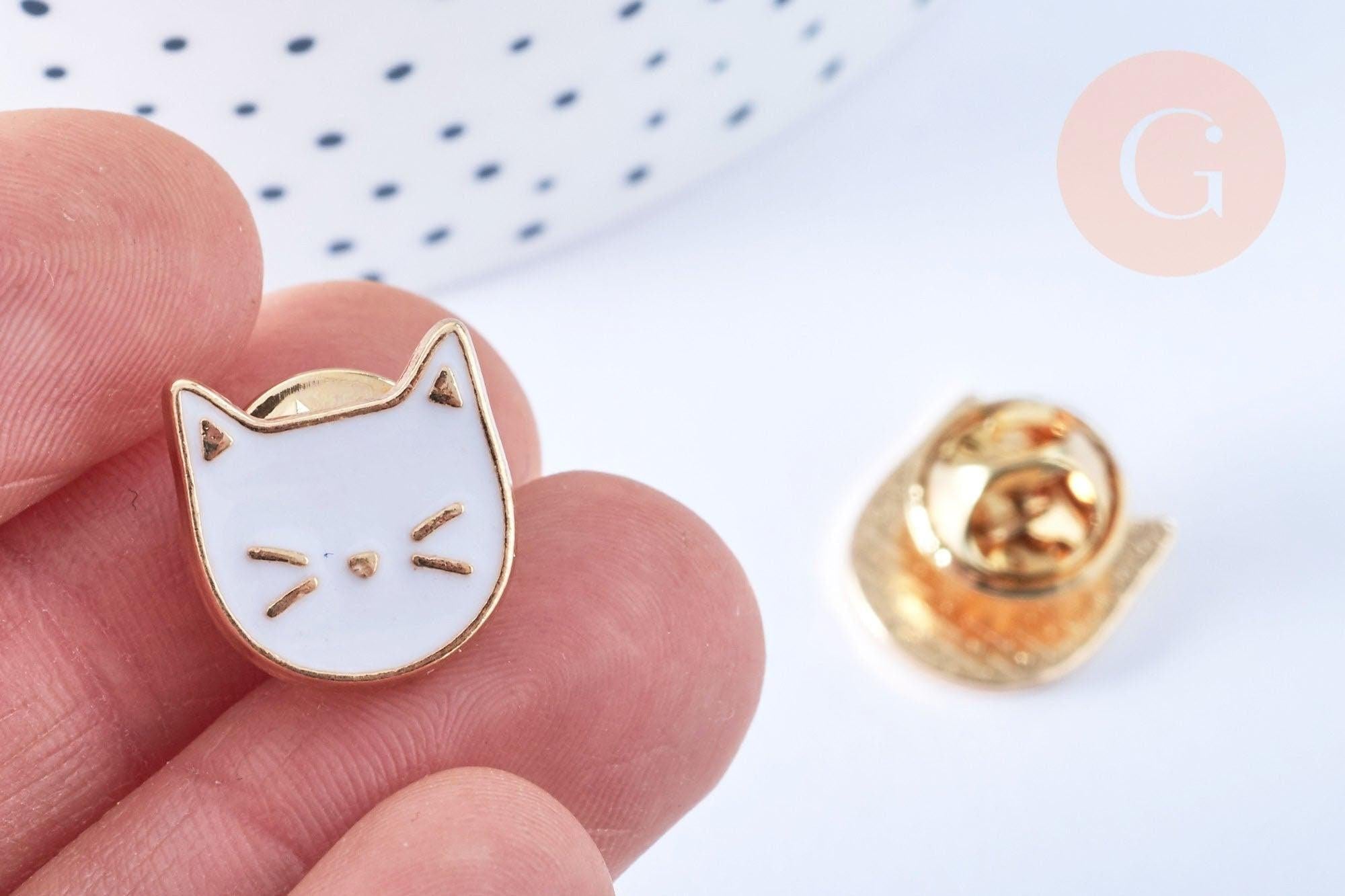 Broche pins chat blanc doré émail 14mm, x1 (G6625)