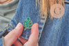 Broche pins feuille monsterosa motif végviergesétal doré émail 25mm ,x1 (G5745)