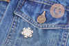 Broche pin's flocon de neige blanc zamac doré 24mm, x1 (G10097)