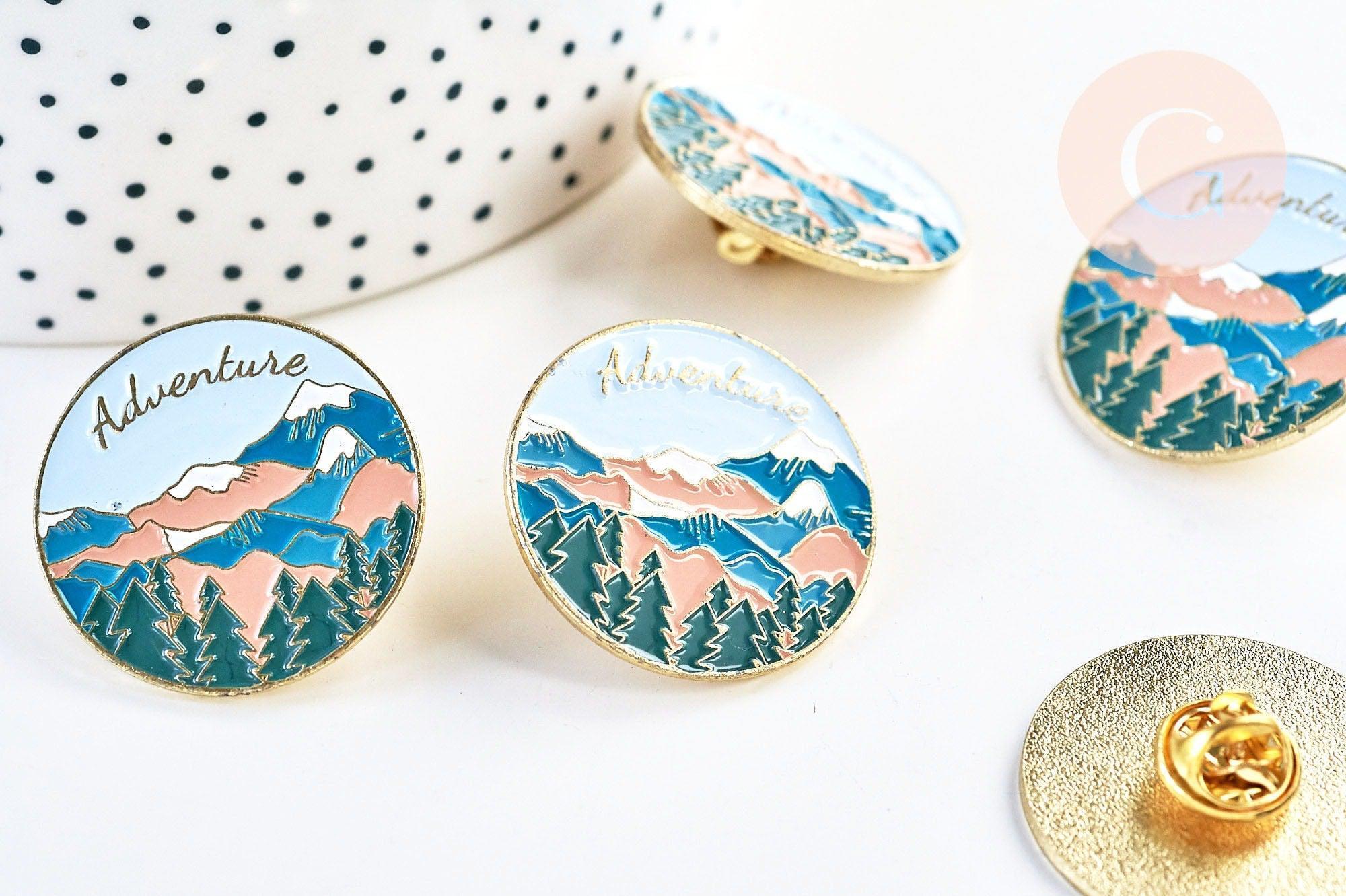 Broche pins rond motif montagne doré émail bleu,broche dorée, décoration veste, 31mm, x1 (G5556)