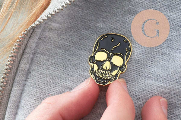 Broche pins tête de mort mystique doré émail noir 32.5mm, x1 (G8504)