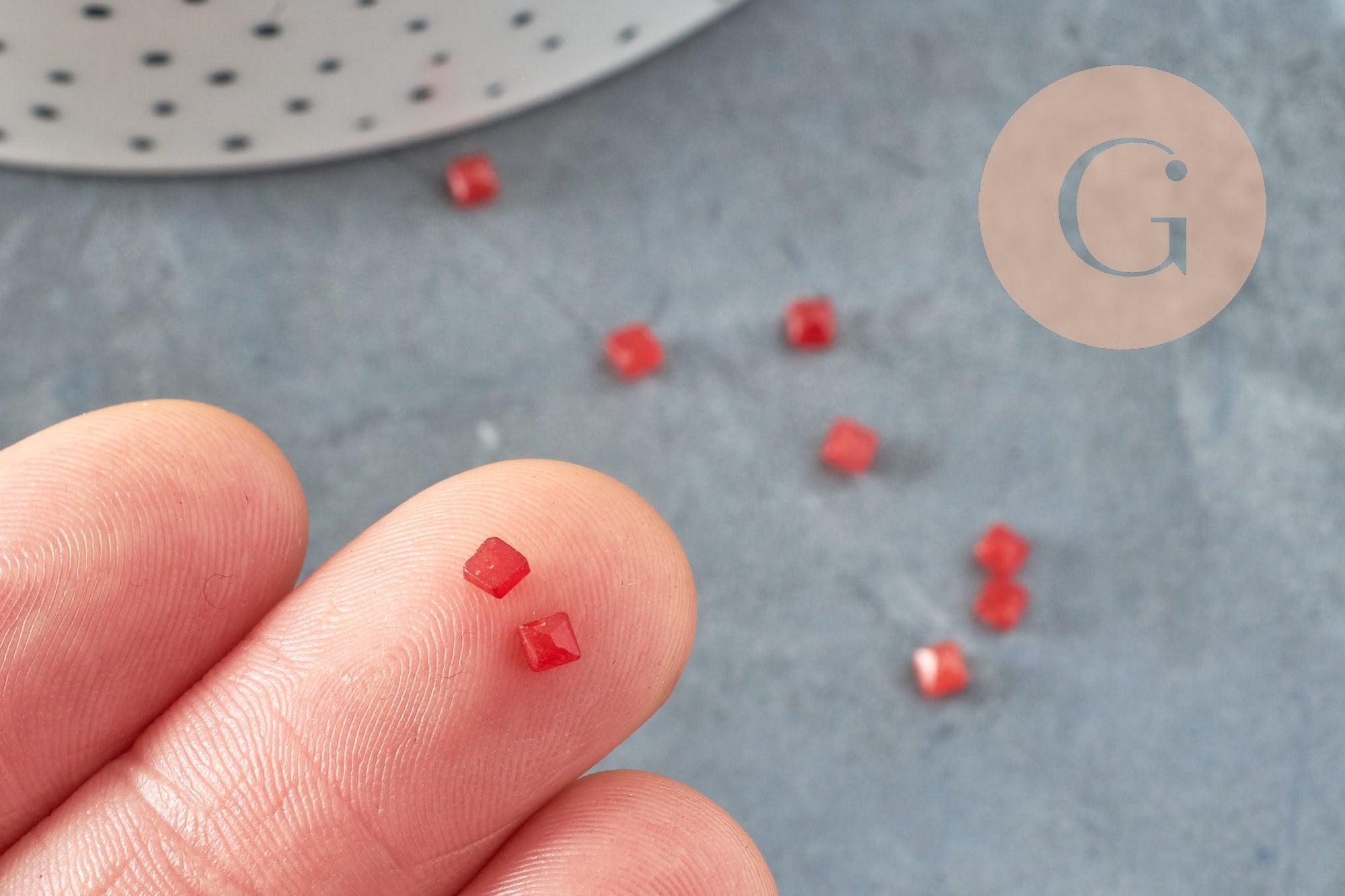 Cabochon carré jade naturel teinté rouge facetté 2.5mm, x1 G8599
