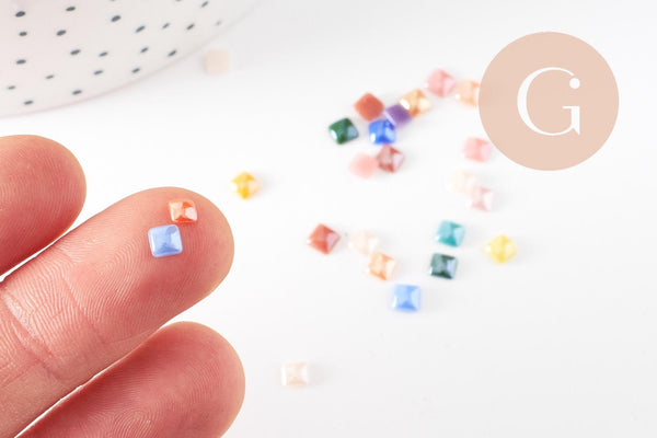 Cabochon carré verre irisé multicolore 4mm x20 (0.7g) (G1558)