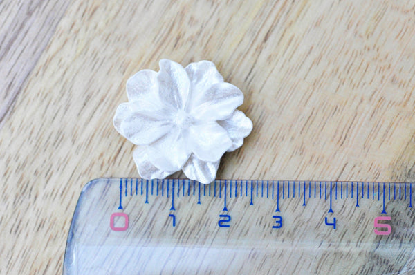 Cabochon fleur résine blanche nacrée 24mm, x2 (G4388)