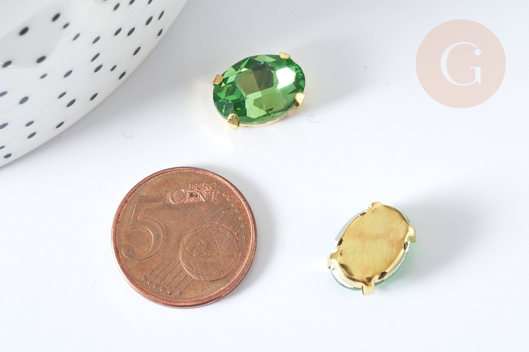 Cabochon ovale cristal vert clair avec serti en laiton doré 14x10mm, x5 (G8112)