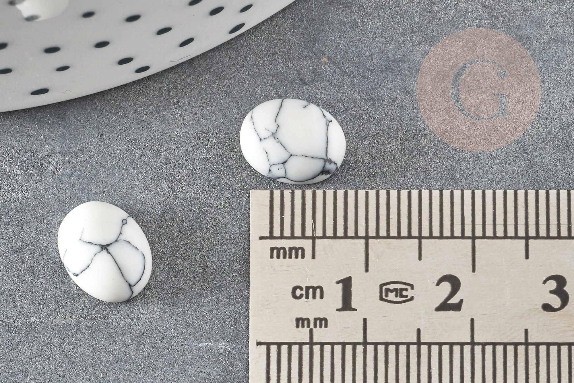Cabochon ovale howlite blanche naturelle 8 x10mm, x1 (G2108)