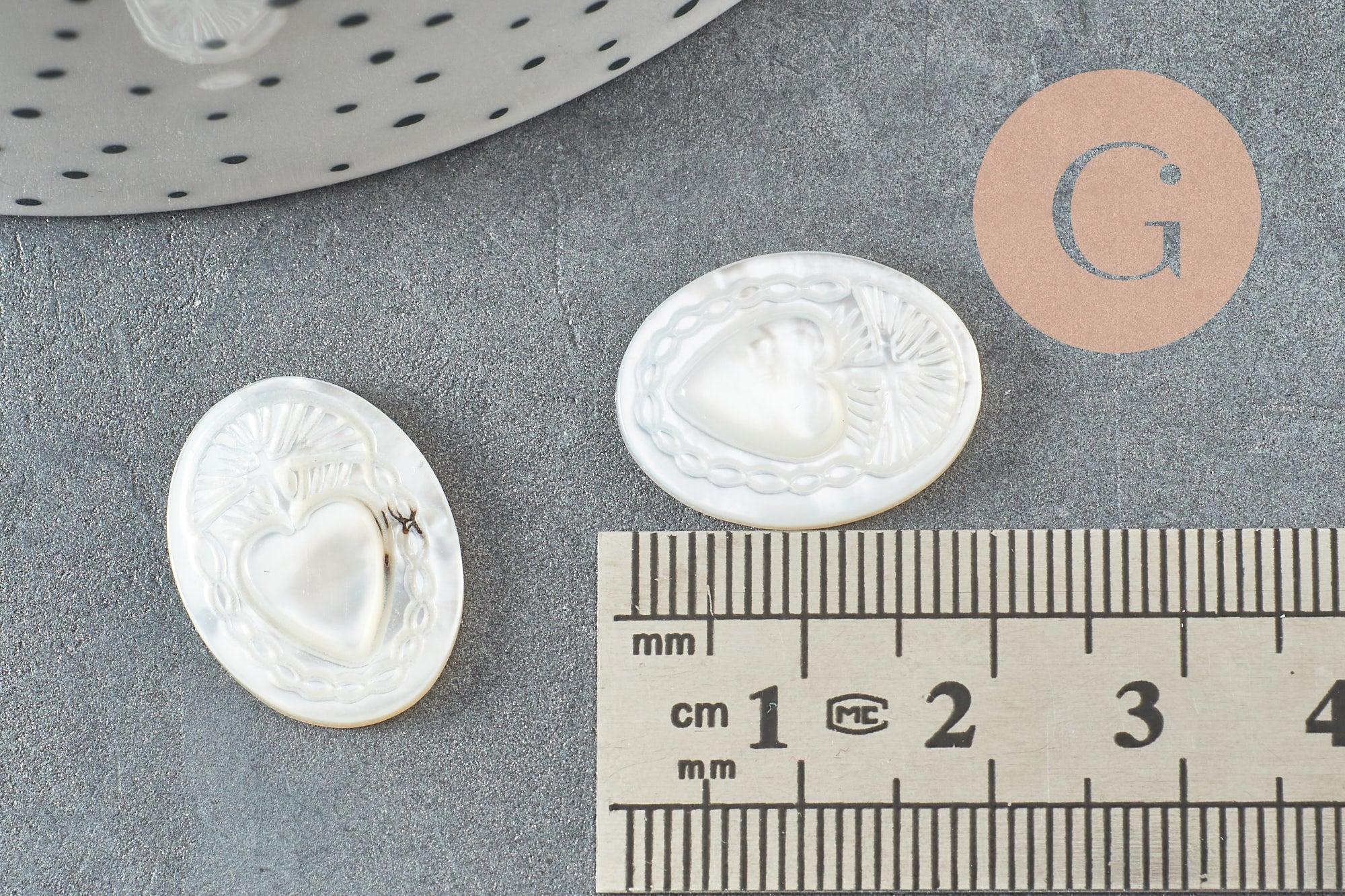 Cabochon ovale nacre blanche naturelle gravé Coeur Ex Voto 20x15mm, x1 (G9623)