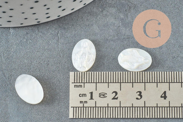 Cabochon ovale nacre blanche naturelle gravé Vierge Marie 14x10mm, x1 (G9625)