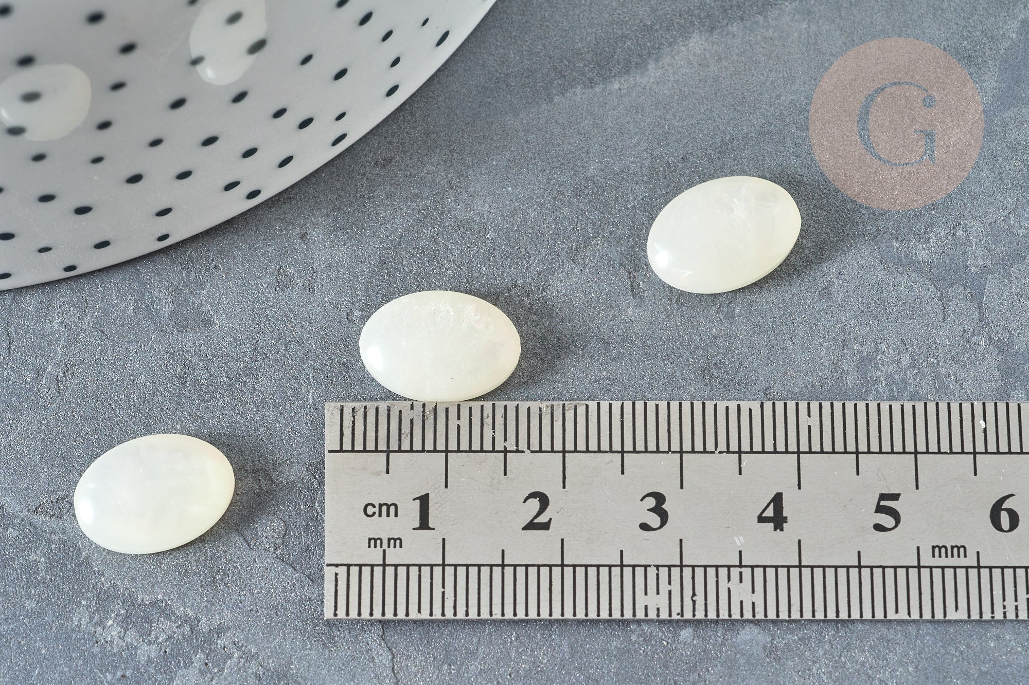 Cabochon ovale résine blanche 14x10x4mm, x1 (G7372)