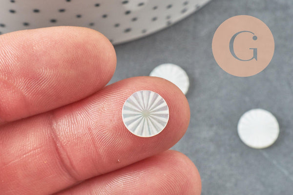 Cabochon rond gravé nacre blanche naturelle 10mm, x1 (G9628)