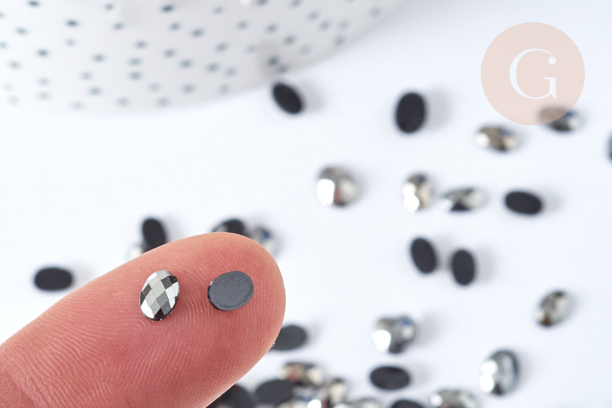 Cabochon strass plastique noir irisé ovale 6x4mm, x 5 grammes (G8339)