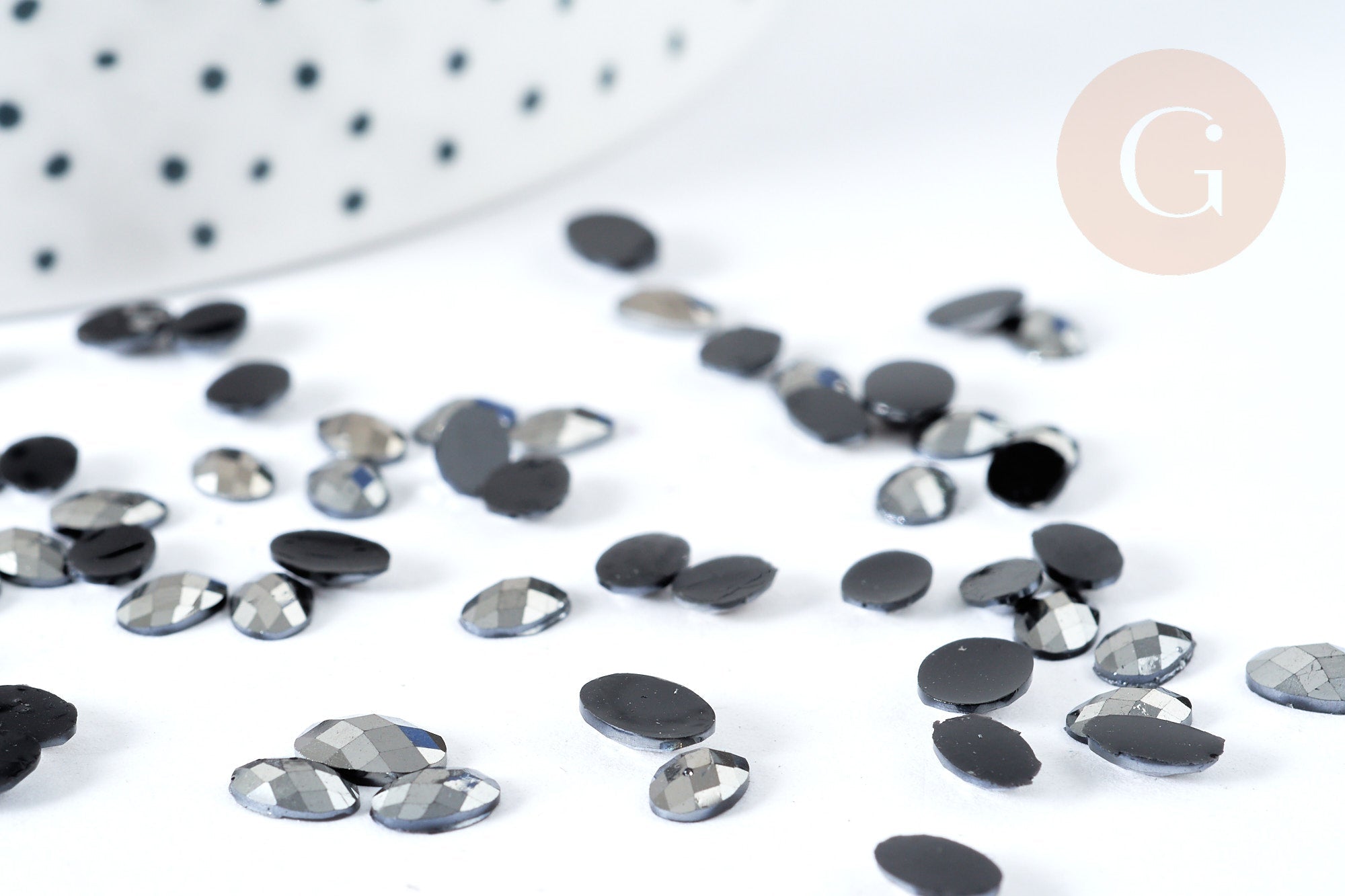 Cabochon strass plastique noir irisé ovale 6x4mm, x 5 grammes (G8339)