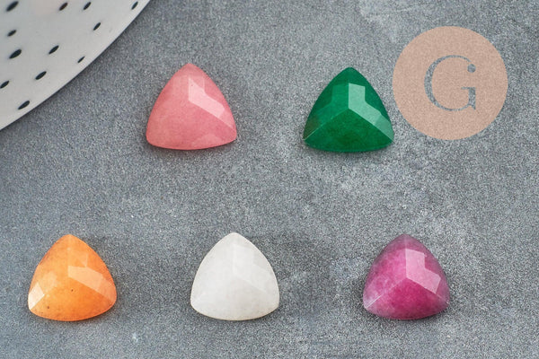 Cabochon triangle jade naturel facetté teinté multicolore 10mm, x1 G8685