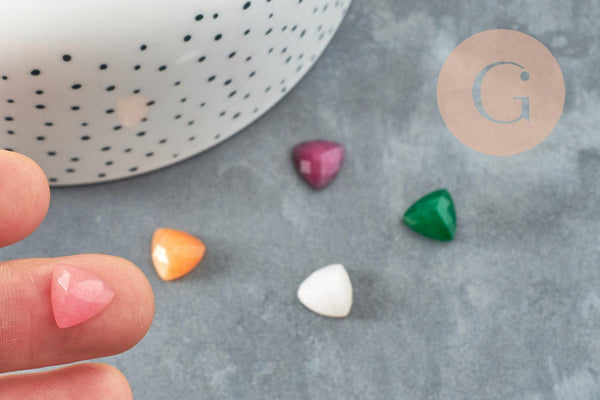 Cabochon triangle jade naturel facetté teinté multicolore 10mm, x1 G8685