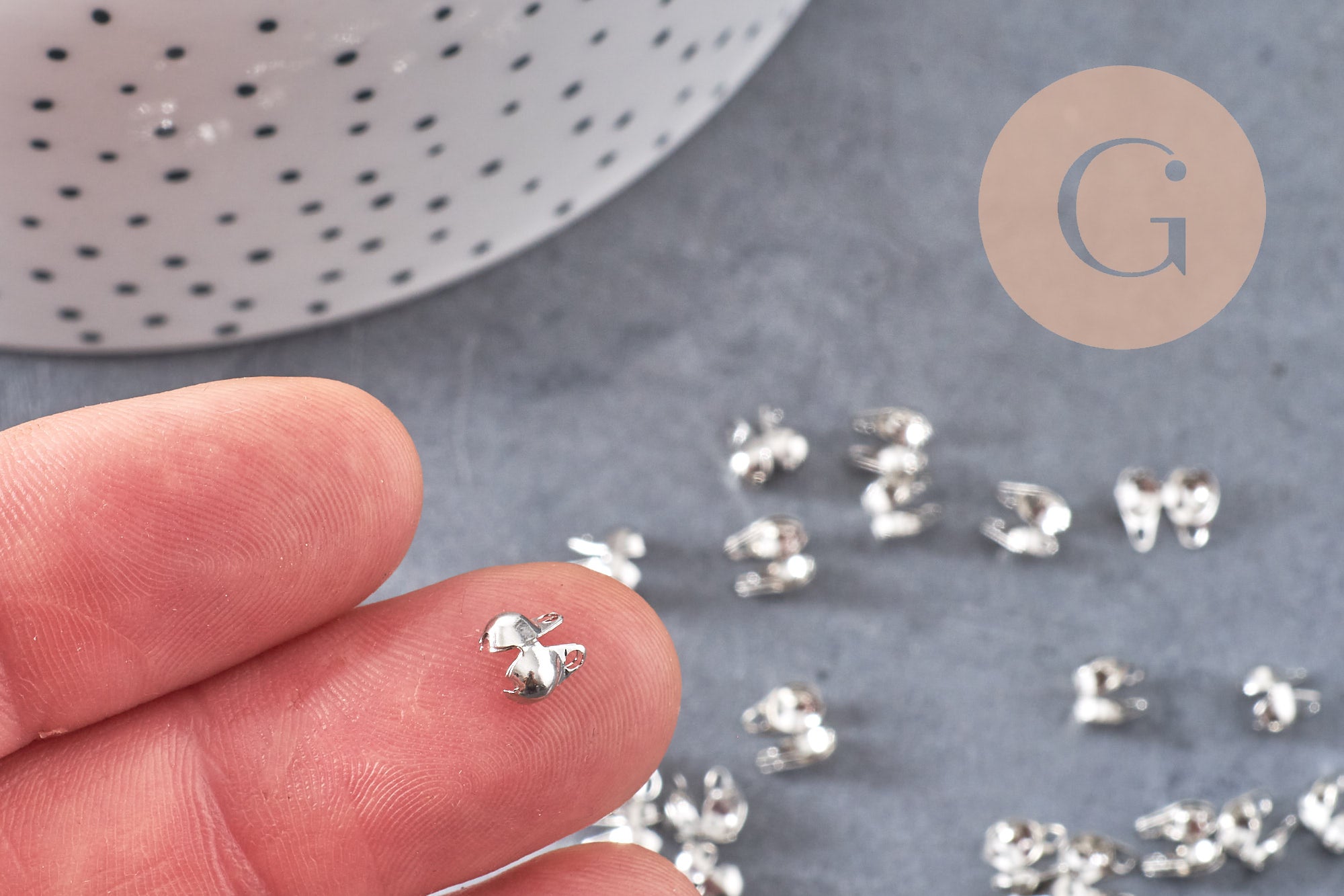 Cache-noeud connecteur chaine boule laiton platine avec trou 3mm, x1gr (G10601)