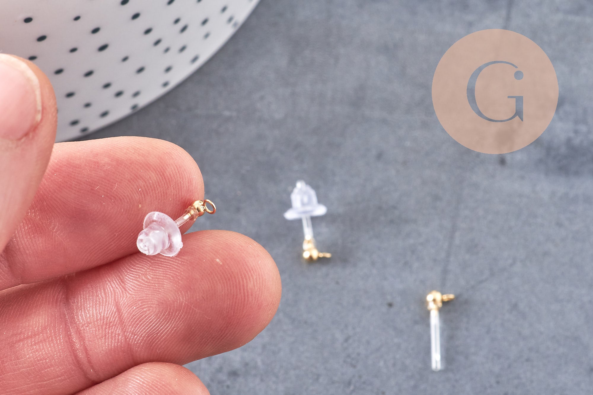 Clous puces oreille boule acier 304 doré inoxydable et tige et fermoir résine, x10 (G10813)