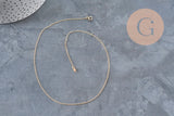 Collier chaîne fine gold-filled 14K de 45.7cm avec fermoir doré sur fond gris.