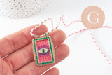 Collier médaille émaillée Oeil zircon rose vert zamac doré, collier cordon tressé 45cm x1 (G9569)